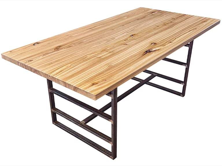 Stół z drewnianym blatem